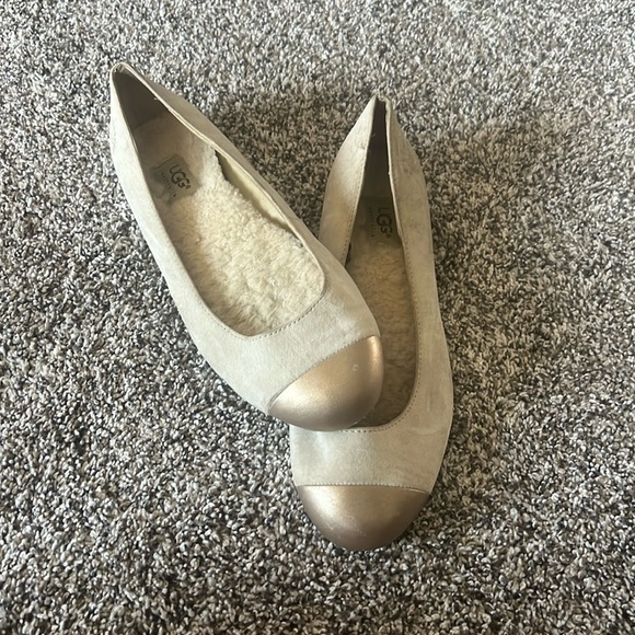 Ugg cream and gold flats - Picture 1 of 3